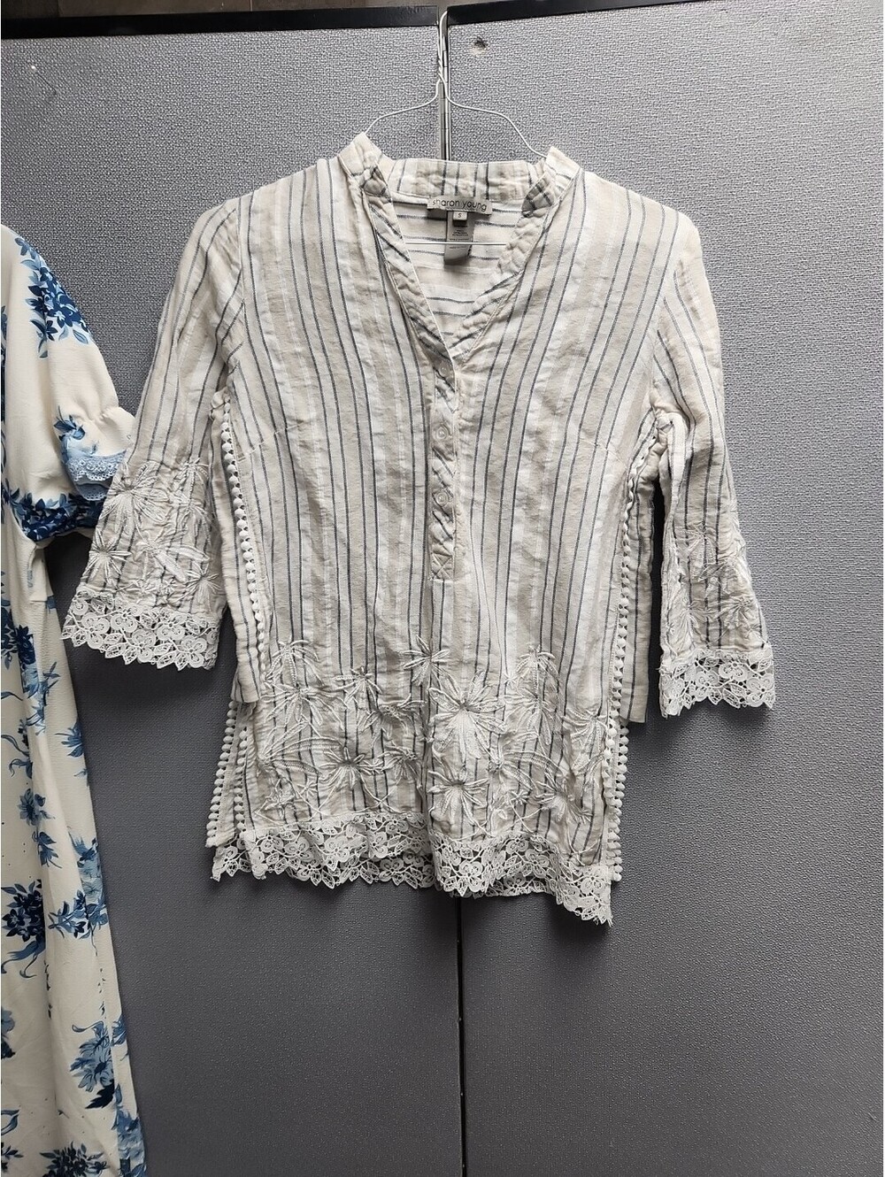 SHARON YOUNG EMBROIDERED LACE LINEN BLEND TUNIC TOP, SIZE SMALL